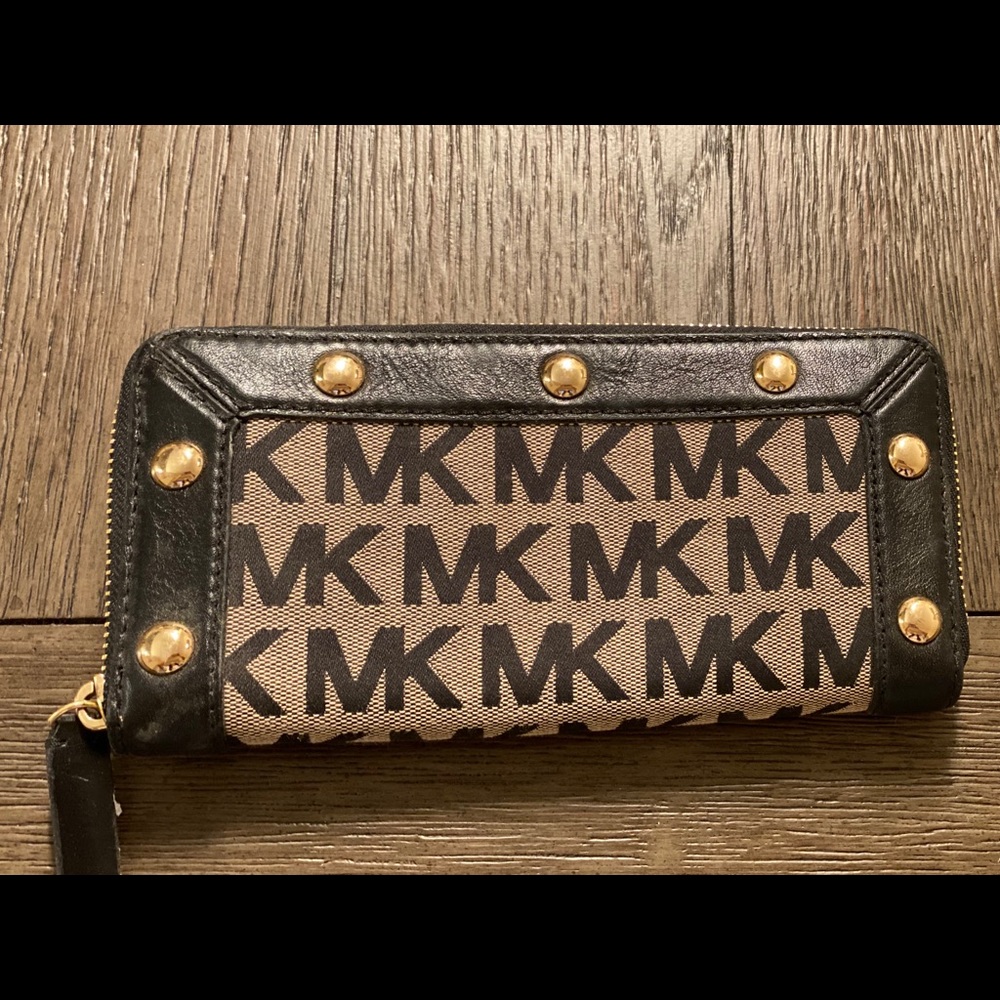 ☄️STUDDED MICHAEL KORS WALLET☄️